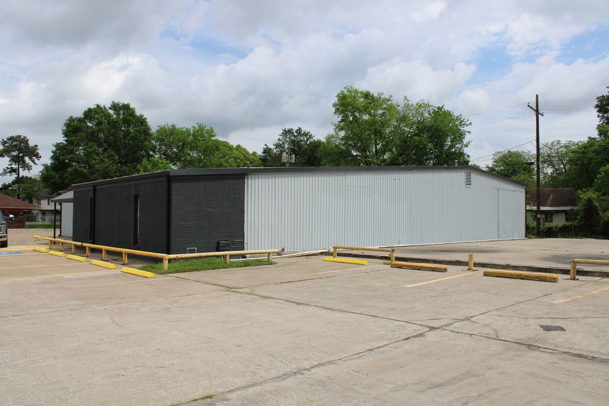 2455 S 4th St, Beaumont, TX 77701